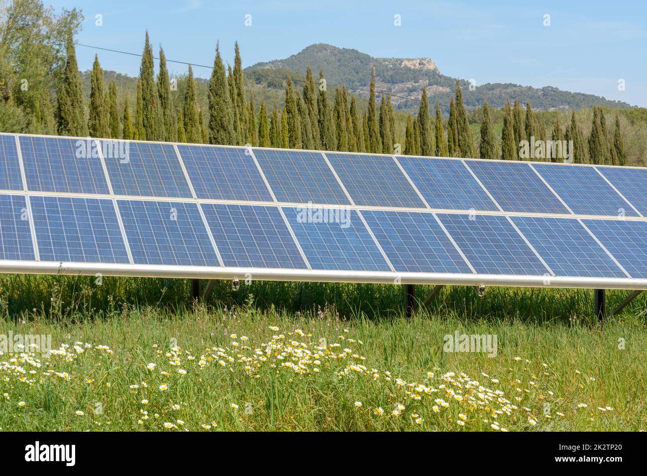 La centrale électrique solaire contre le ciel bleu. Concept d'énergie de remplacement Banque D'Images