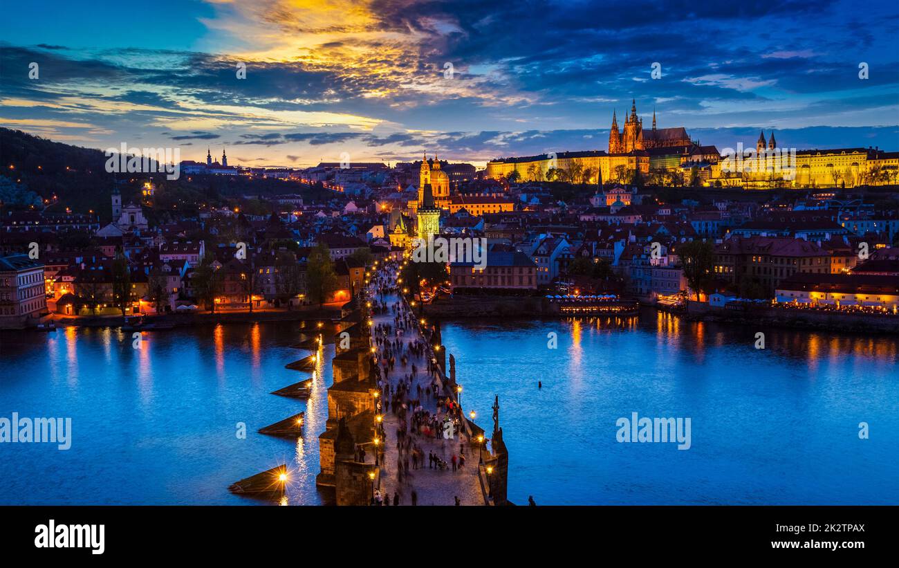 Vue de nuit sur le château de Prague et le Pont Charles sur la Vltava Banque D'Images