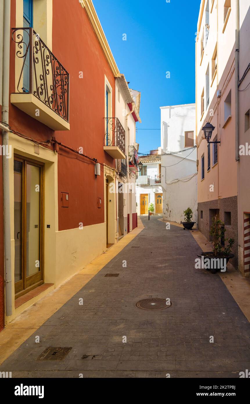 Bâtiments colorés et rues étroites dans le centre historique de la ville méditerranéenne de Calpe, en Espagne Banque D'Images