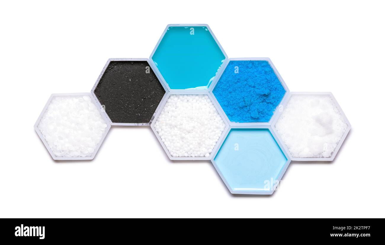 Ingrédient chimique dans un récipient hexagonal de forme moléculaire. Polyéthylène, poudre de charbon de carbone, shampooing liquide, urée, sulfate de cuivre (II), Revitalisant pour cheveux et pastilles d'hydroxyde de sodium. Banque D'Images