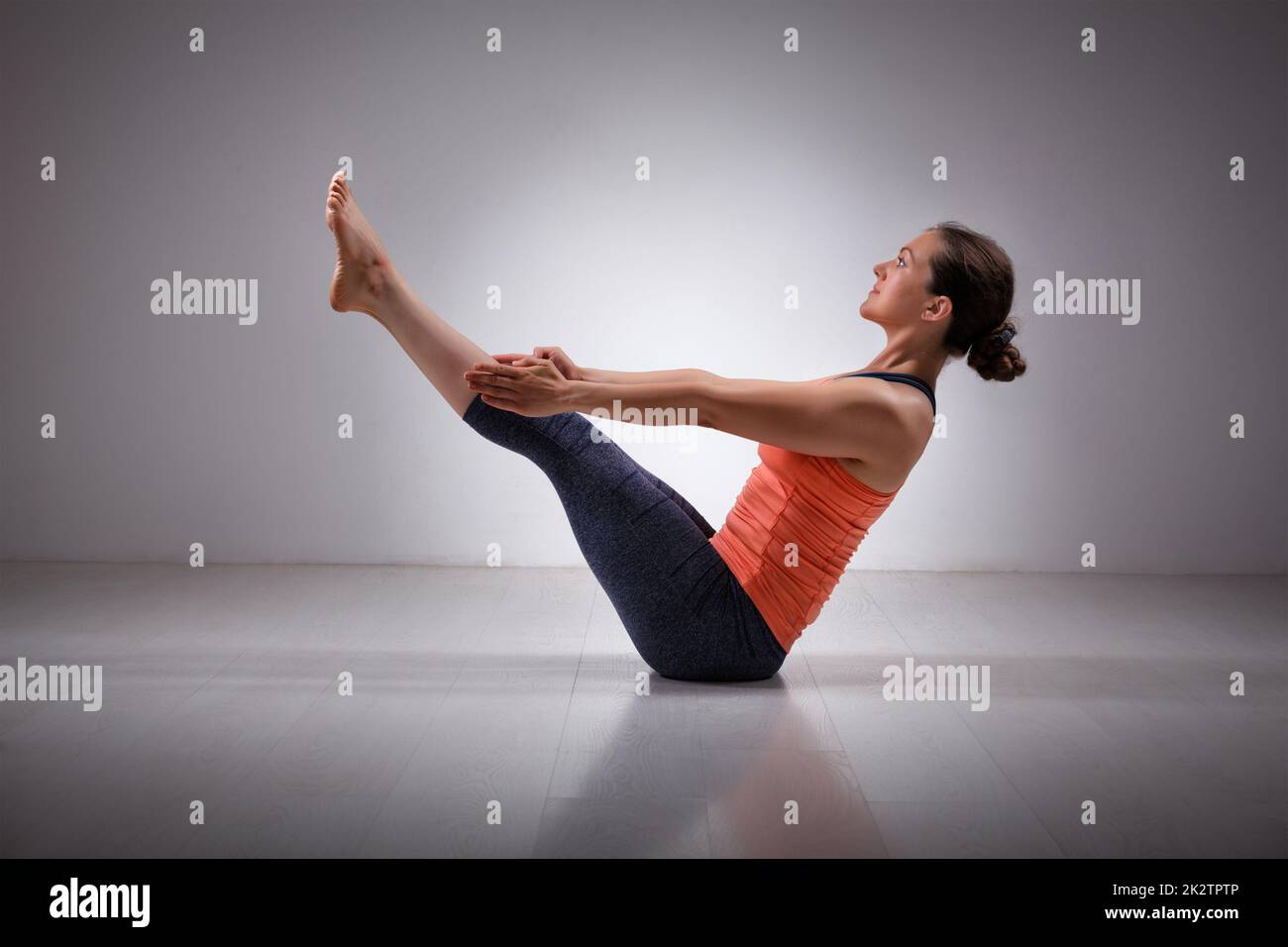 Femme pratique le yoga asana navasana plénière Banque D'Images
