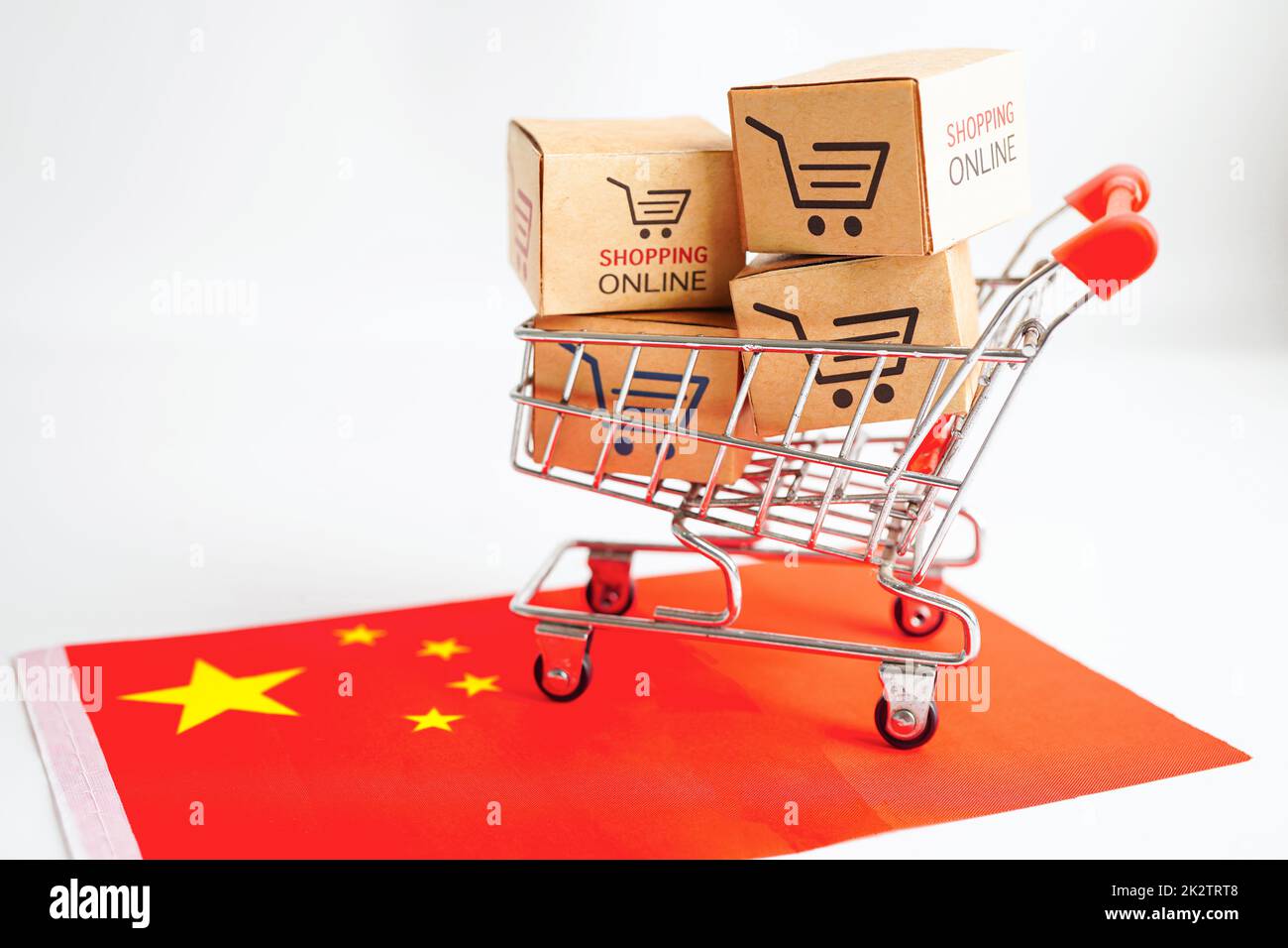 Achat en ligne, panier sur le drapeau de la Chine, importation exportation, commerce de finances. Banque D'Images