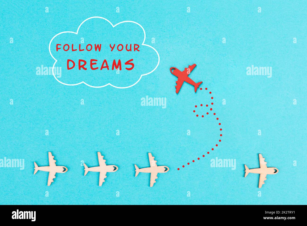Red Airplanes prend une direction différente, volant vers le nuage avec l'expression suivre vos rêves, la motivation et le concept de coaching, la pensée positive, ayant un objectif, l'état d'esprit de la liberté Banque D'Images