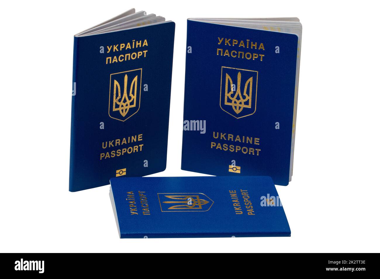 Trois passeports de citoyens ukrainiens ou de migrants pour un voyage sans visa vers l'Union européenne isolés sur fond blanc. Masque. Réfugiés dans les pays européens. Banque D'Images