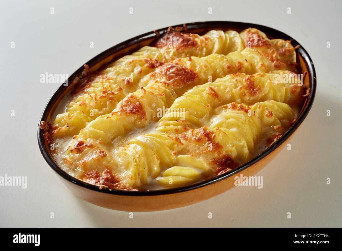 Plat savoureux avec des tranches de pommes de terre et du fromage dans une casserole Banque D'Images