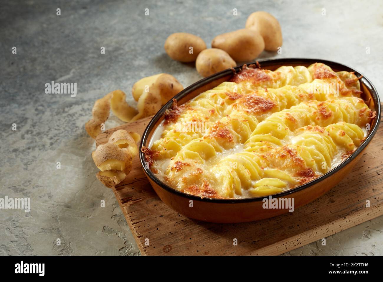 Délicieux gratin de pommes de terre et croûte croustillante dans une casserole Banque D'Images