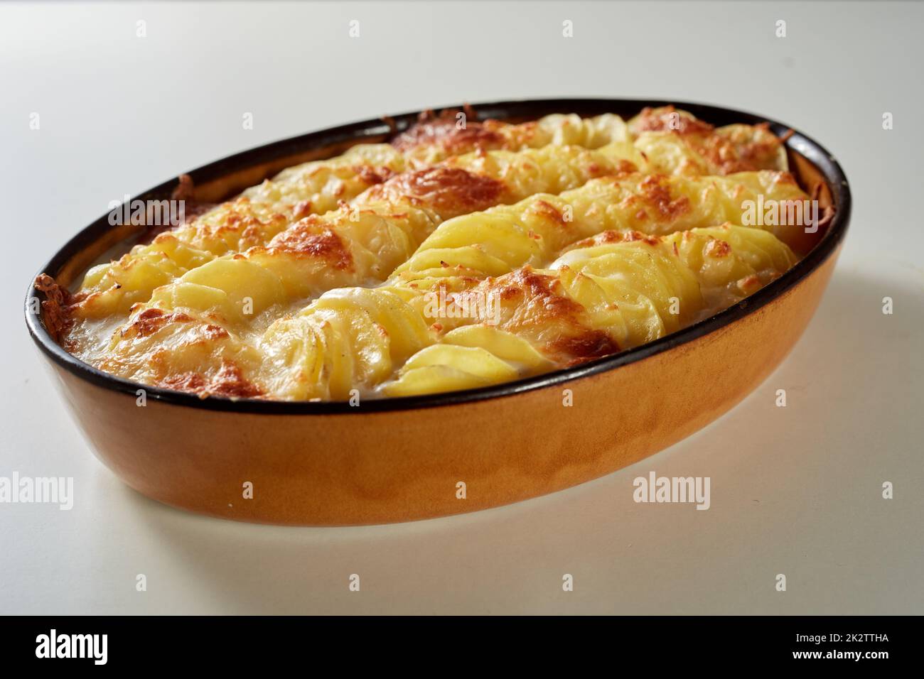 Gratin de pommes de terre maison avec fromage servi sur table Banque D'Images