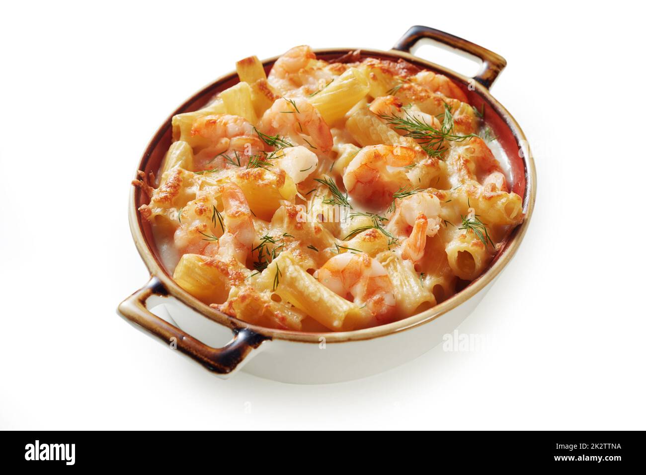 Pâtes crémeuses aux crevettes délicieuses aux herbes servies sur une table blanche Banque D'Images