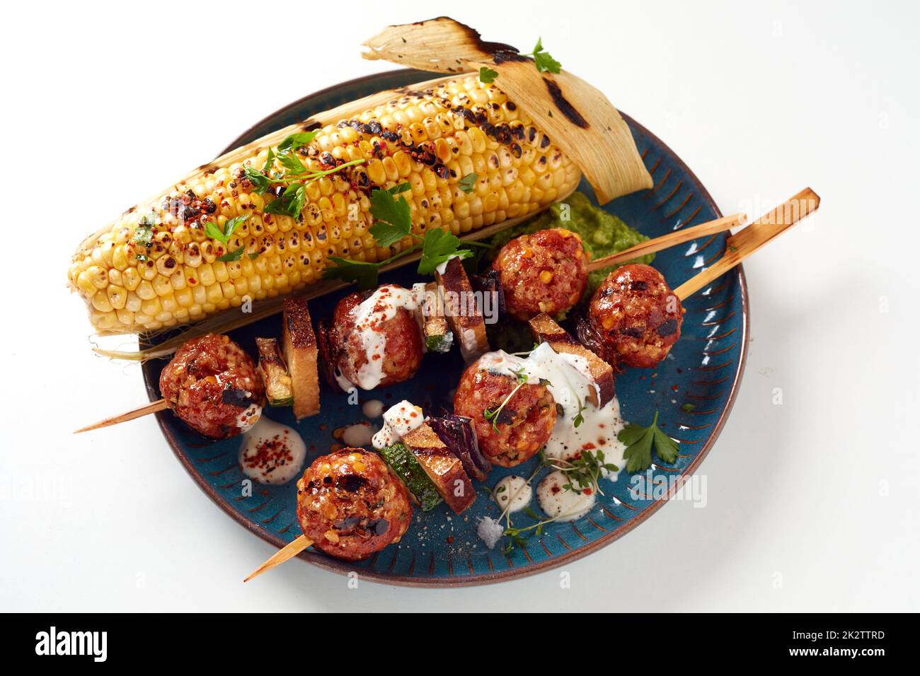 Boulettes de maïs et de viande grillées sur l'assiette Banque D'Images
