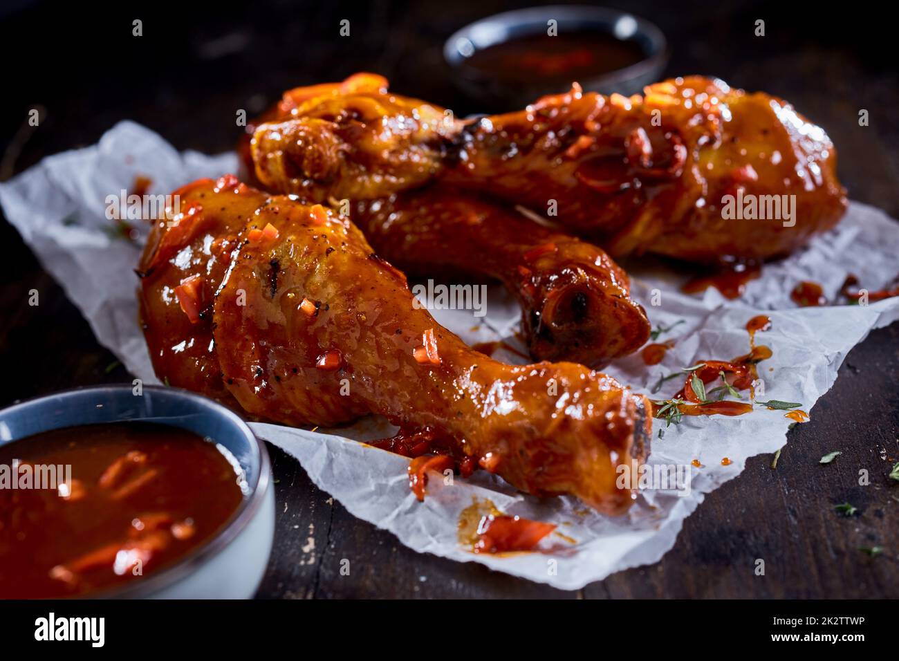 Savoureux pilons de poulet frits à la sauce Chili Banque D'Images