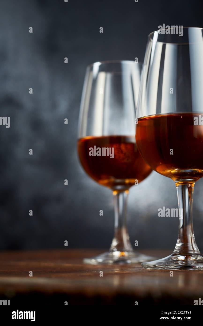 Verres de sherry sur table en bois Banque D'Images