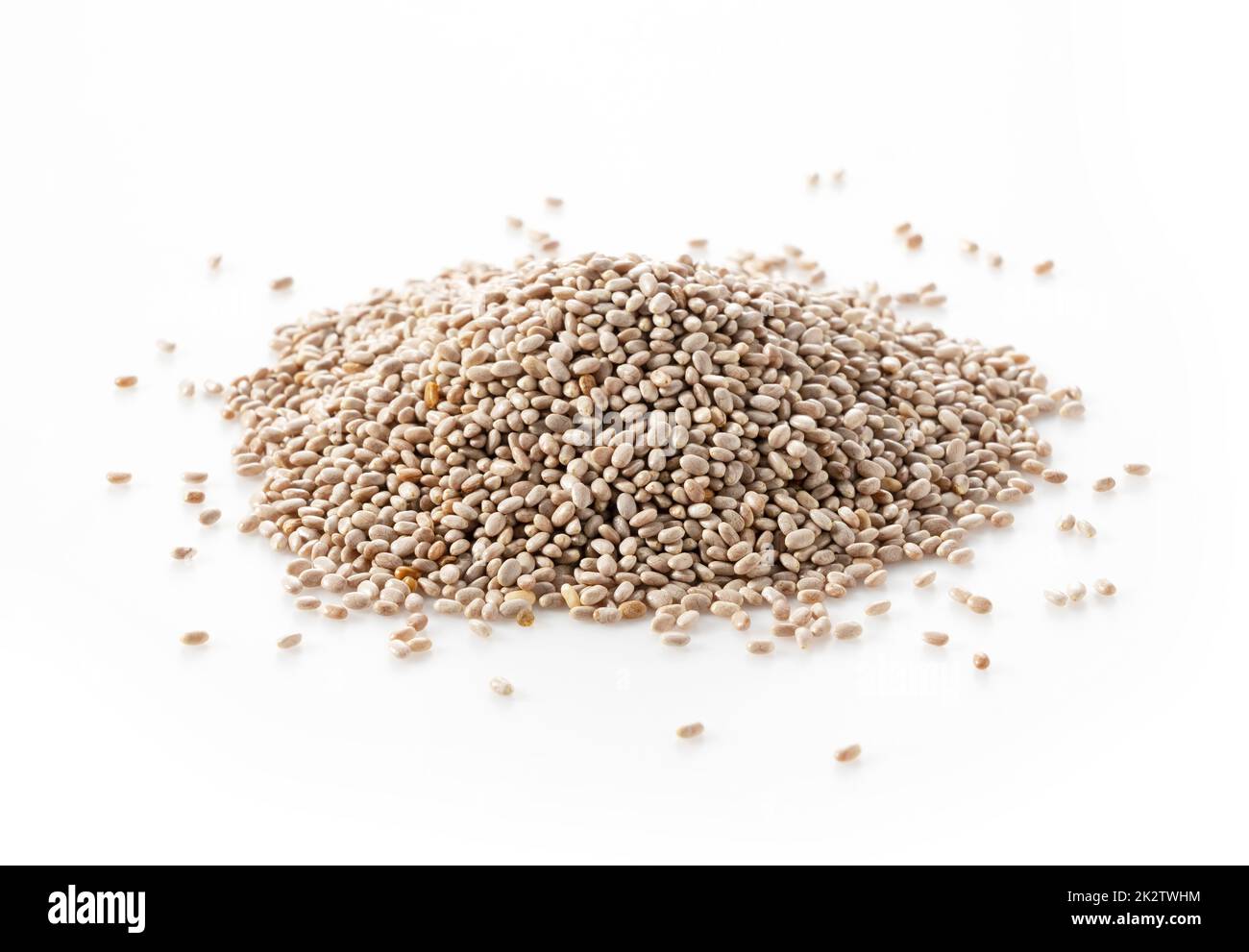 Graines de chia blanc placées sur un fond blanc Banque D'Images