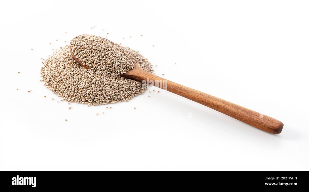 Cuillère en bois et graines de chia blanc placées sur fond blanc. Banque D'Images