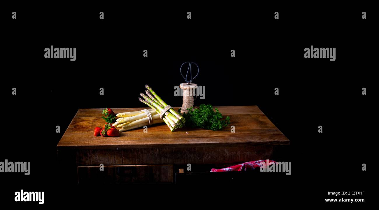 Asperges vertes et blanches sur la table Banque D'Images