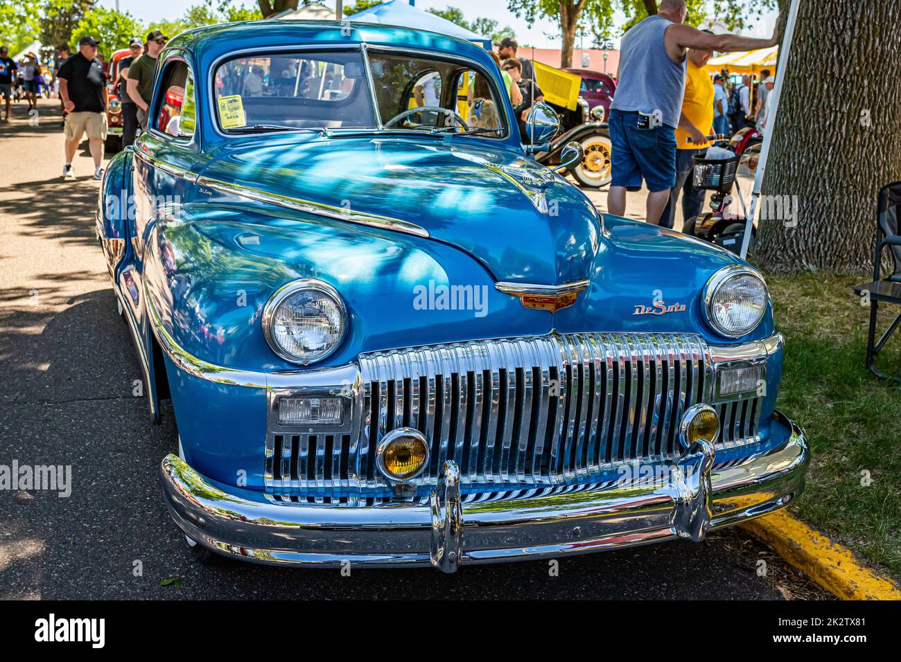 Falcon Heights, MN - 18 juin 2022 : vue de face d'un coupé DeSoto Deluxe Club 1948 lors d'un salon de voiture local. Banque D'Images