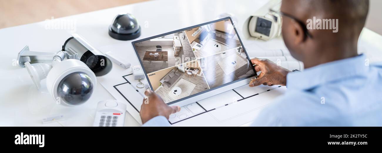 Personne regardant des vidéos sur une tablette avec un équipement de sécurité Banque D'Images