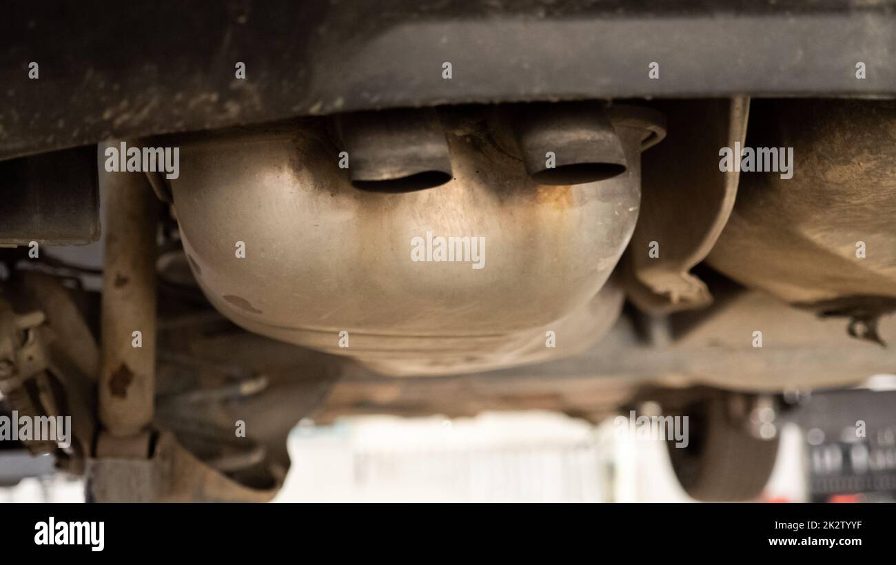 Système d'échappement de l'ancienne voiture, moteur à essence Banque D'Images