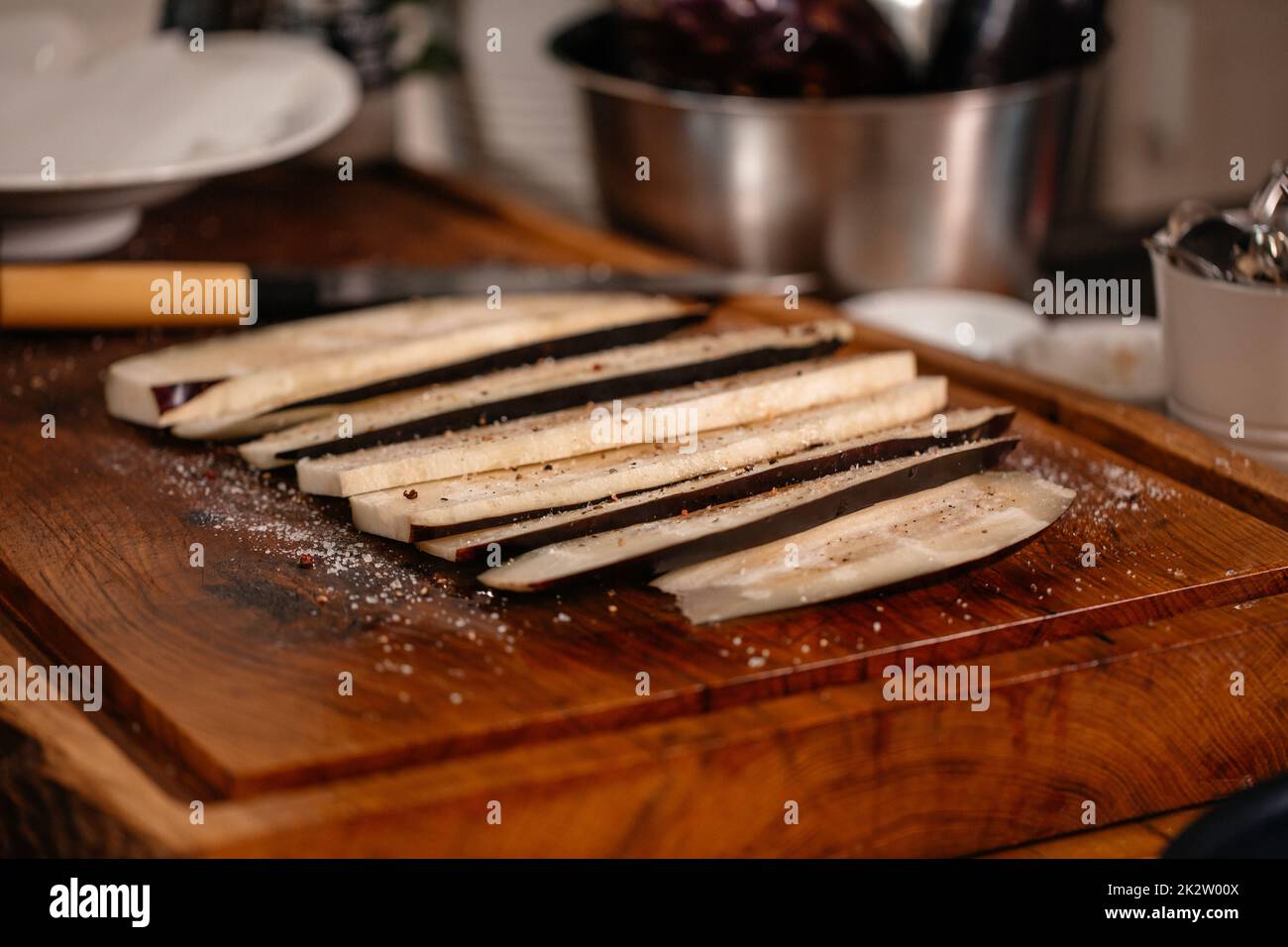 Assaisonner l'aubergine pour la cuisson.Légumes concept de santé alimentaire végétalienne légumes Banque D'Images