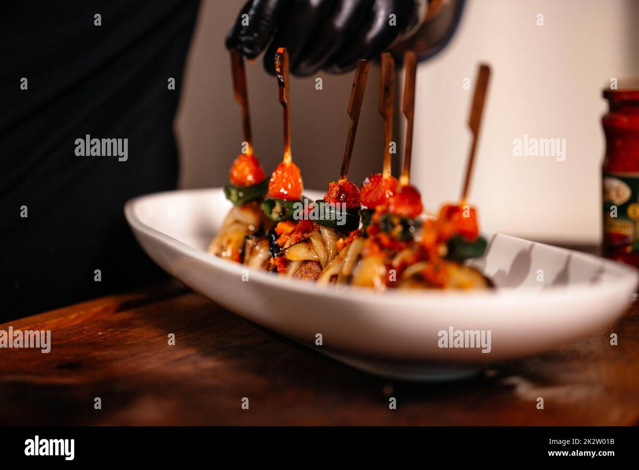 Aubergines frites avec poivrons, tomates et boulettes de bœuf frites.Food Art Gourmet Dinner gros plan. Banque D'Images