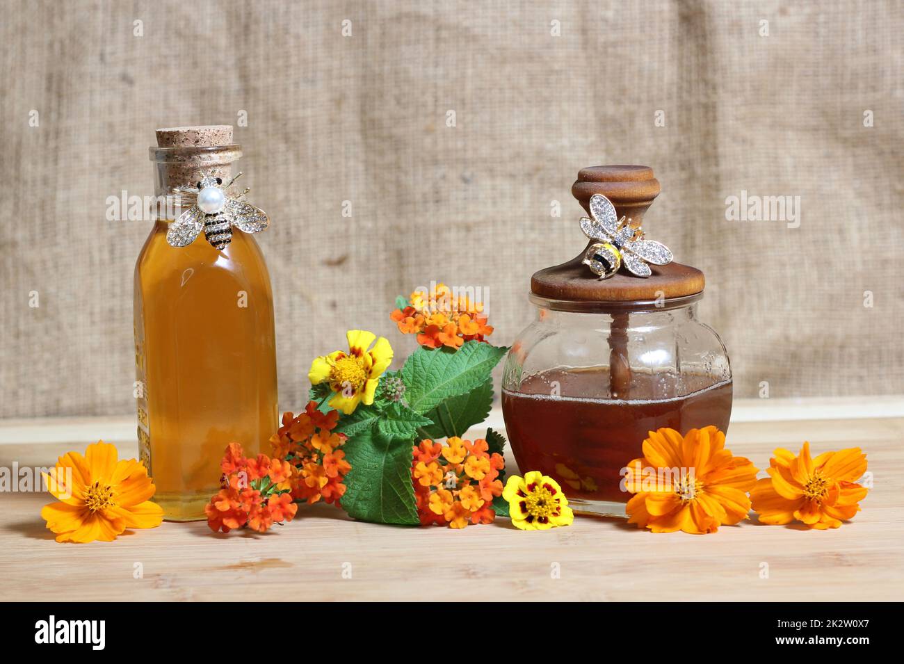 Miel local frais en pot avec fleurs dans la cuisine rustique Banque D'Images