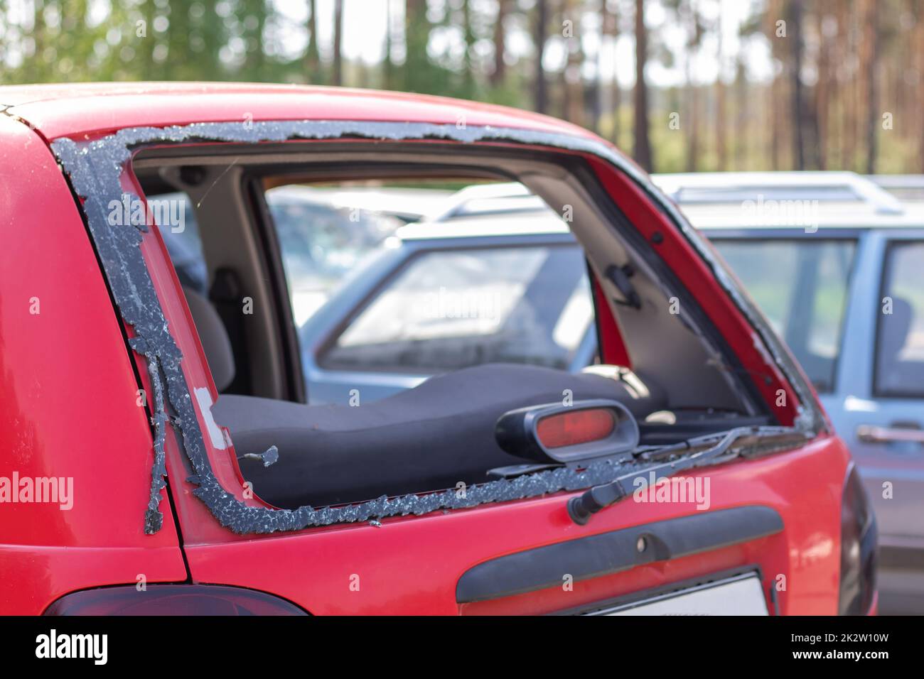 Une voiture après un accident avec une vitre arrière cassée. Vitre cassée dans un véhicule. L'épave de l'intérieur d'une voiture moderne après un accident, une vue détaillée de la voiture endommagée. Banque D'Images
