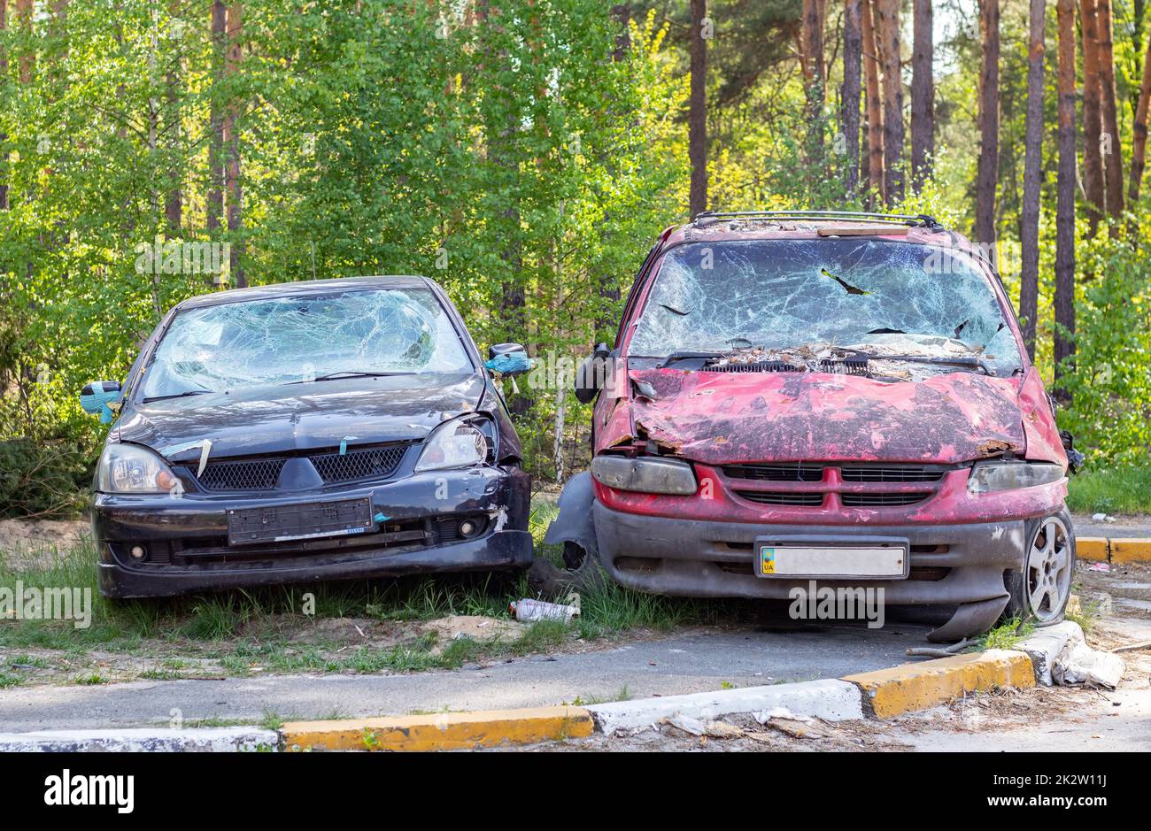 Une voiture détruite par un shrapnel d'une fusée qui a explosé à proximité. Cimetière automobile d'Irpensky. Conséquences de l'invasion de l'armée russe en Ukraine. Véhicule civil détruit. Banque D'Images