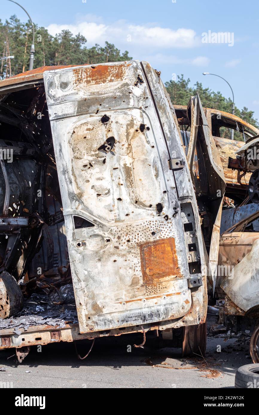 Voitures après l'incendie. Repassez les pièces d'une voiture brûlée. Voitures brûlées abandonnées sur le côté d'une campagne tranquille. Explosion, le résultat d'un incendie. Concept d'assurance automobile. Guerre de la Russie contre l'Ukraine. Banque D'Images