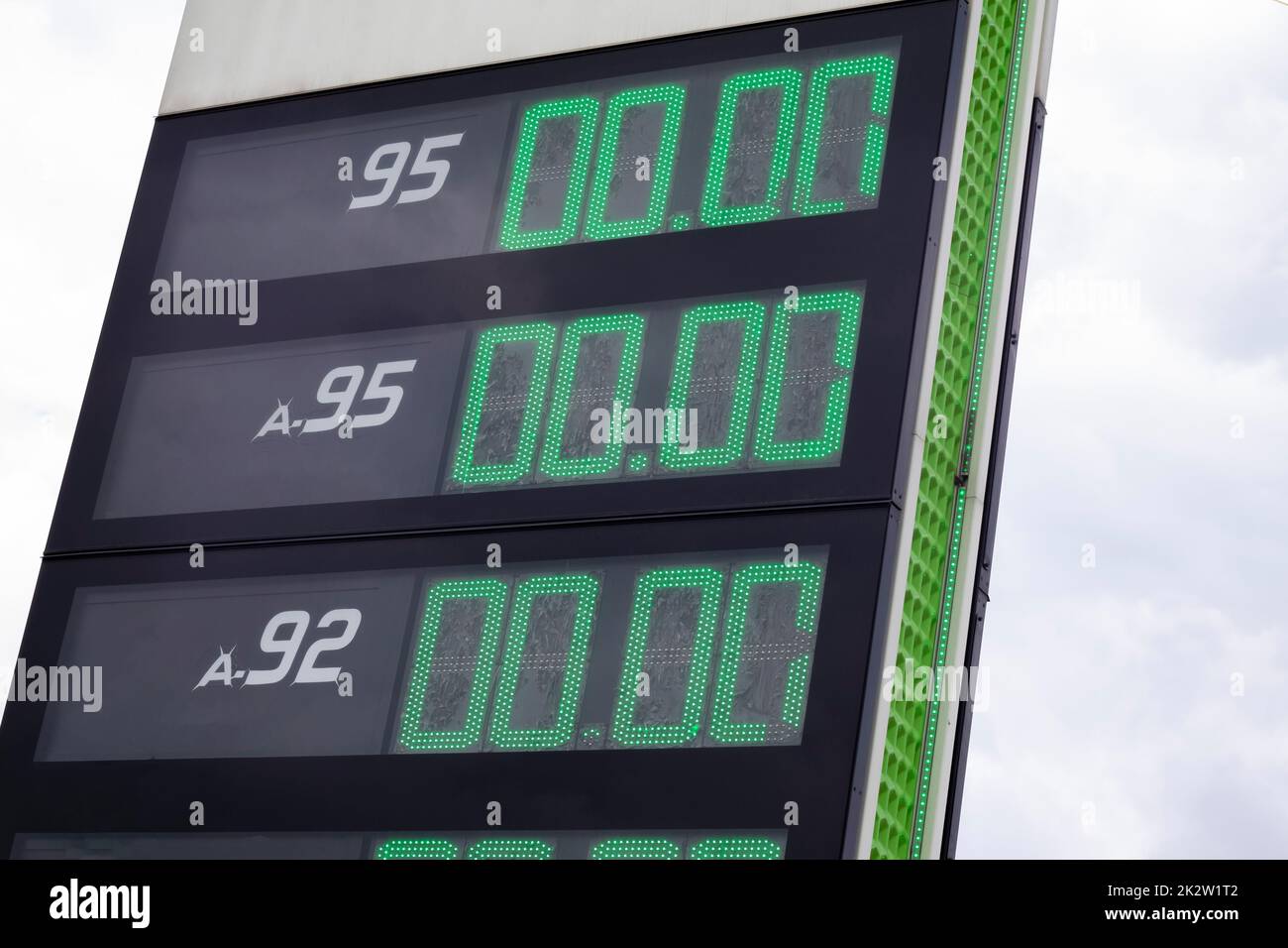 Gros plan d'un panneau à une station-service indiquant les prix de l'essence et du gaz en Ukraine en 2022. Le concept de manque et de pénurie de carburant. Industrie pétrolière. Manque de prix des stations-service. Banque D'Images