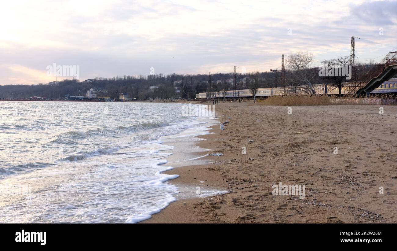 Azov mer vagues mousse brise légère, plage de sable pendant la journée en été au soleil. gros plan sur la mer qui fait rage au coucher du soleil Banque D'Images