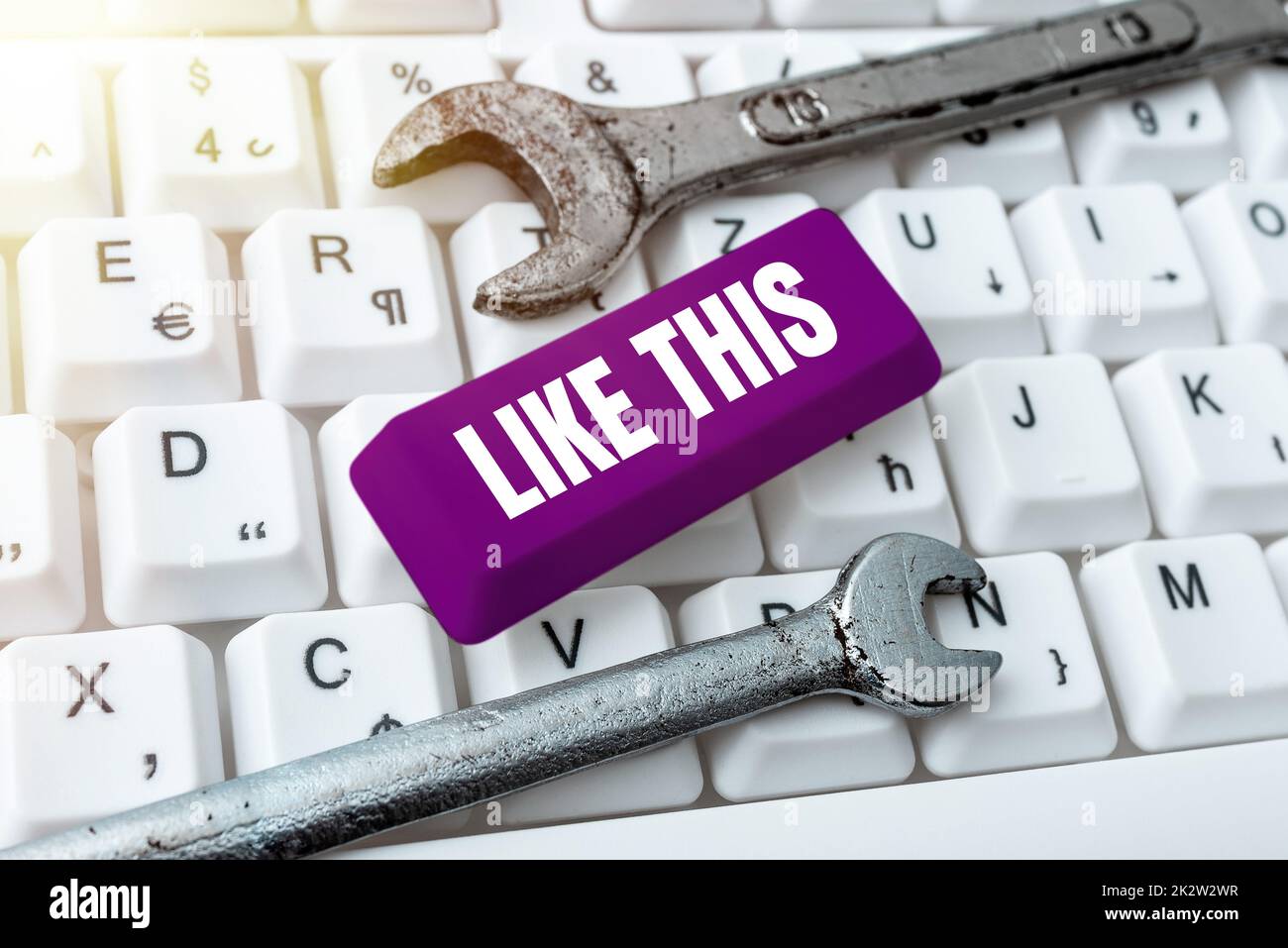 Écriture affichant du texte comme celui-ci. Internet concept une action qui se reporte à quelque chose qui doit faire la même chose qu'il est homme d'affaires en costume tenant une tablette symbolisant un travail d'équipe réussi. Banque D'Images