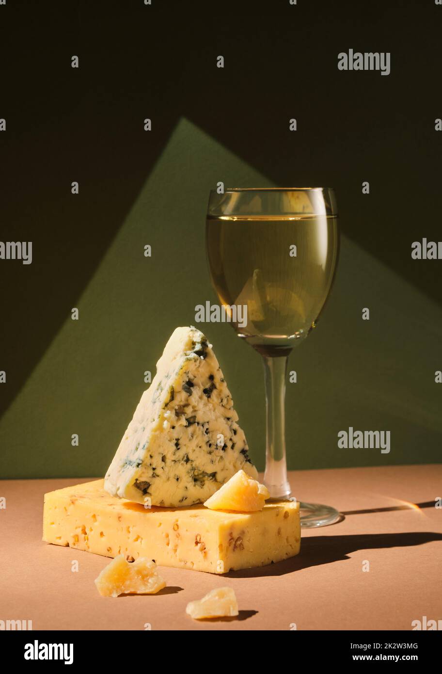 Fromage de noyer et de moule bleu et un verre de vin. Banque D'Images