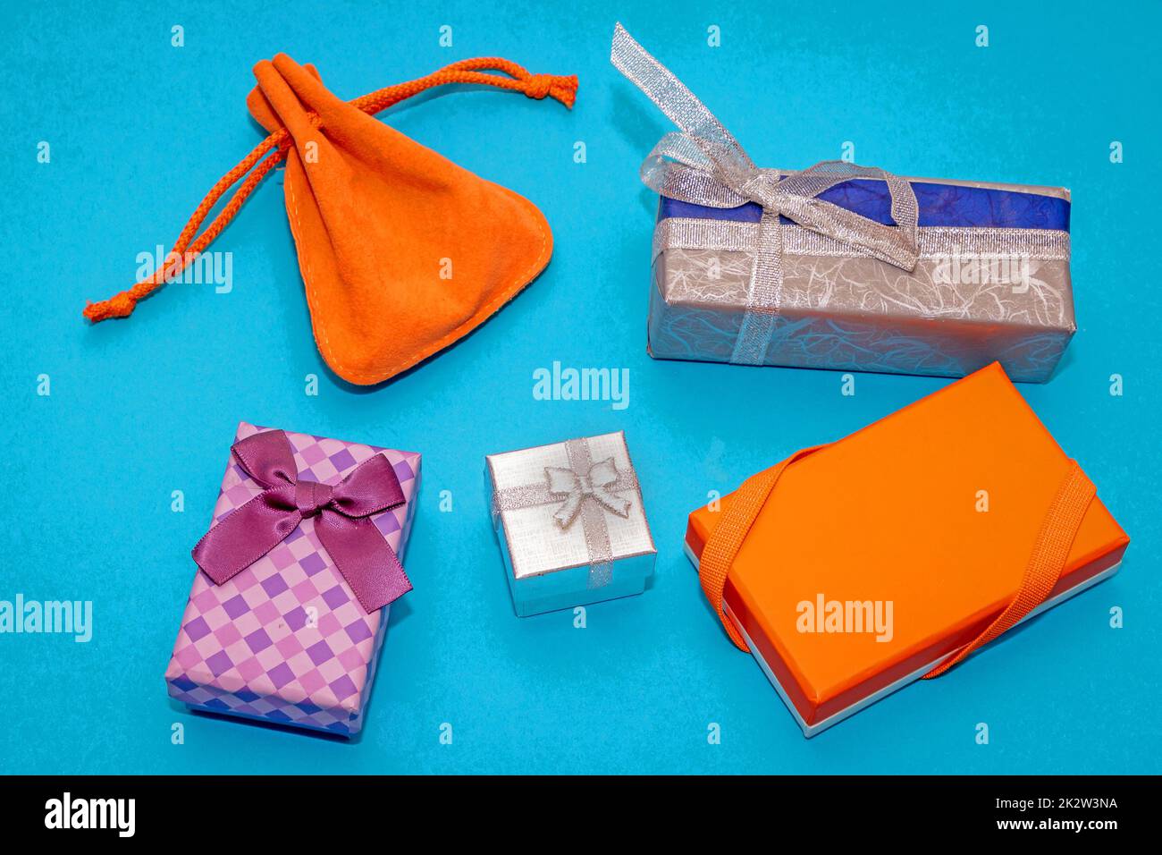 Boîtes-cadeaux colorées avec noeuds décoratifs utilisés pour l'emballage de cadeaux Banque D'Images