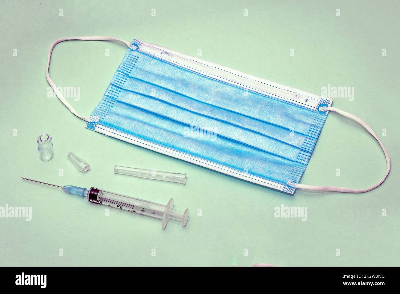 Ouvrir le flacon fissuré avec l'aiguille d'injection Banque D'Images