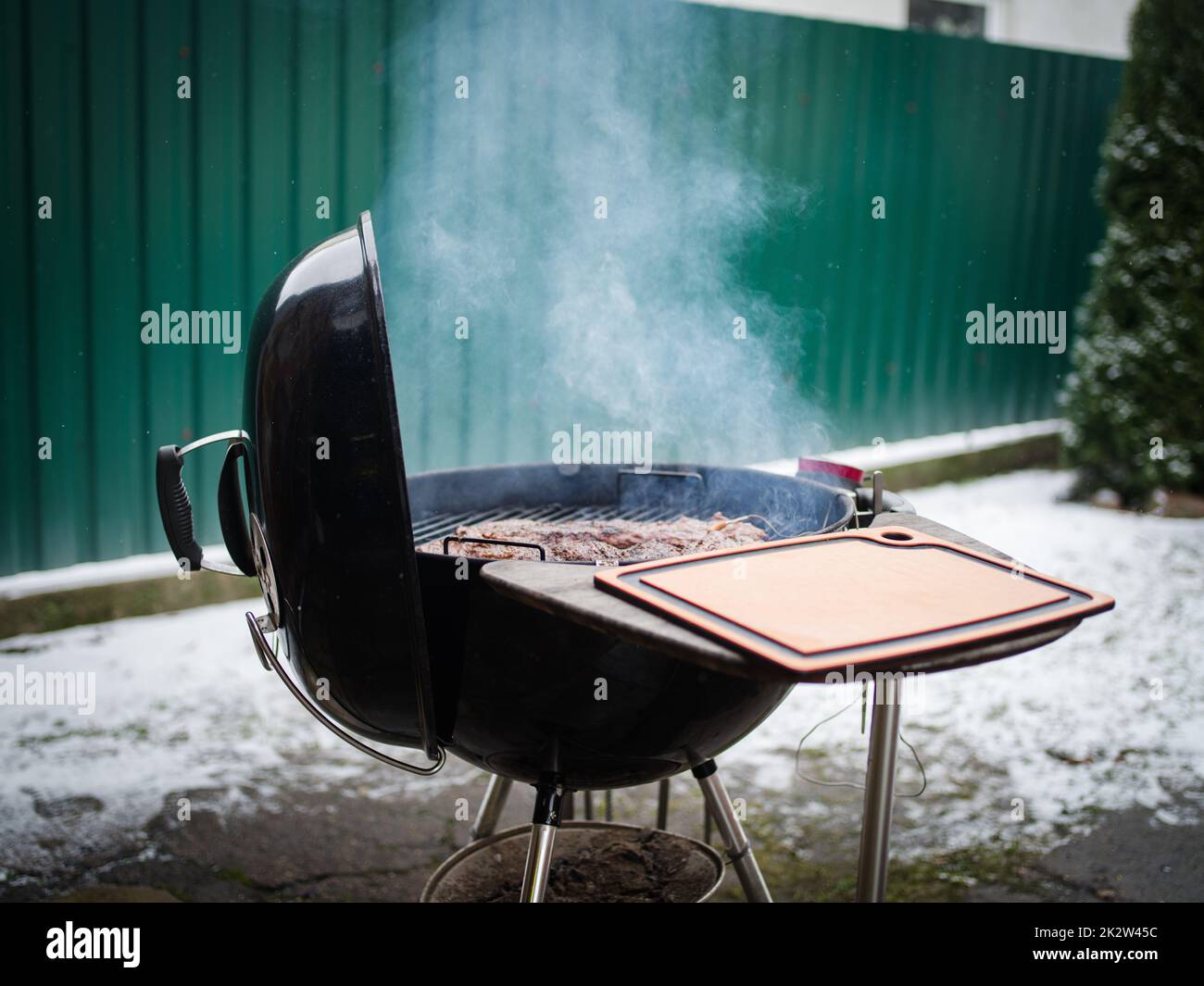 Le steak de bœuf tendre ou onglet est suspendu sur le gril. Griller de la viande. BARBECUE Banque D'Images Le steak de bœuf tendre ou onglet est suspendu sur le gril. Griller de la viande. BARBECUE Banque D'Images