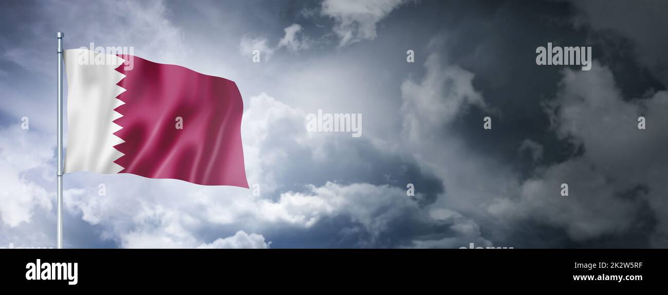 Drapeau du Qatar sur un ciel nuageux Banque D'Images