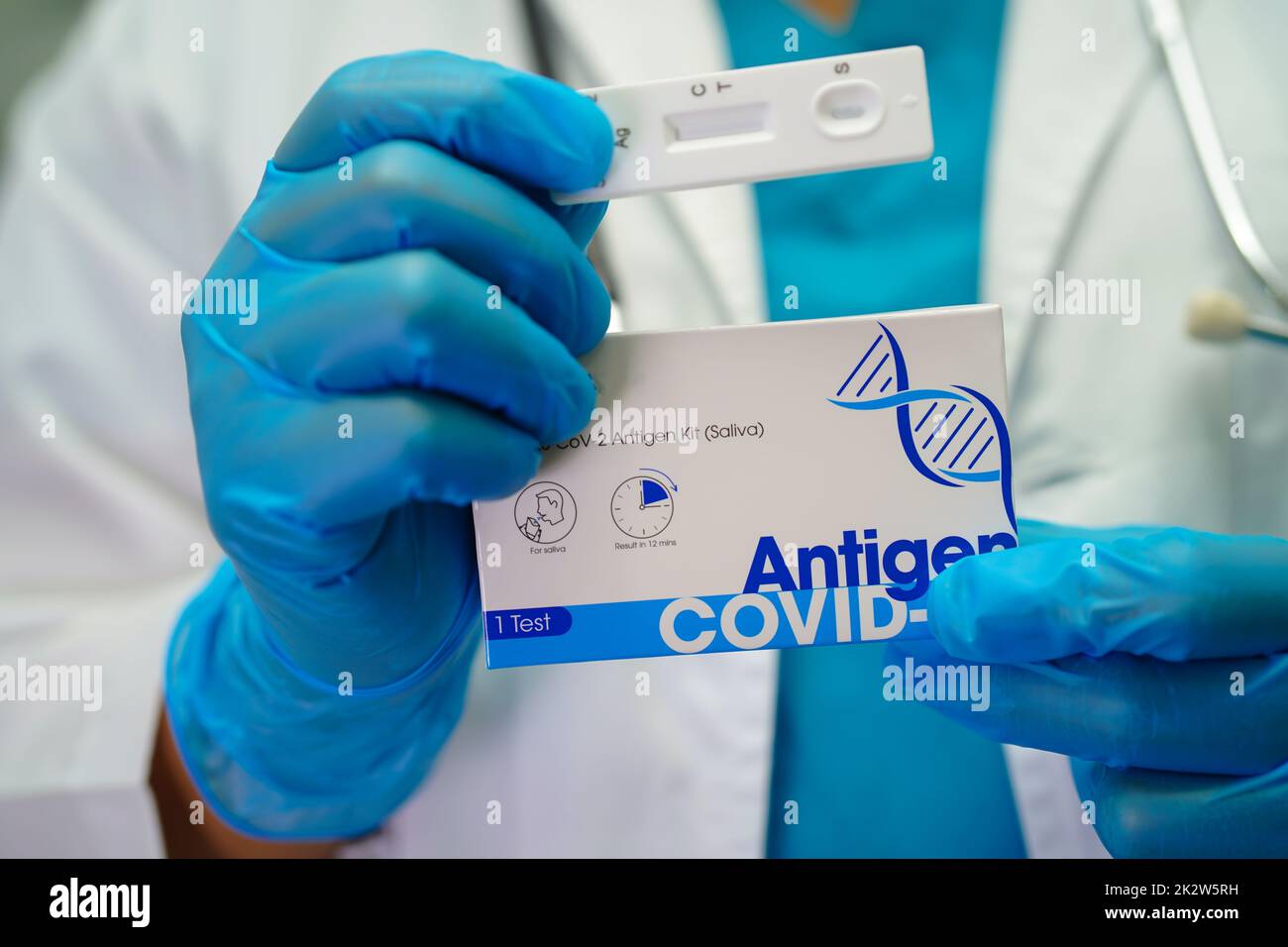 Médecin dans l'epi tenant Antigen Rapid Test kit ATK à l'hôpital. Banque D'Images Médecin dans l'epi tenant Antigen Rapid Test kit ATK à l'hôpital. Banque D'Images