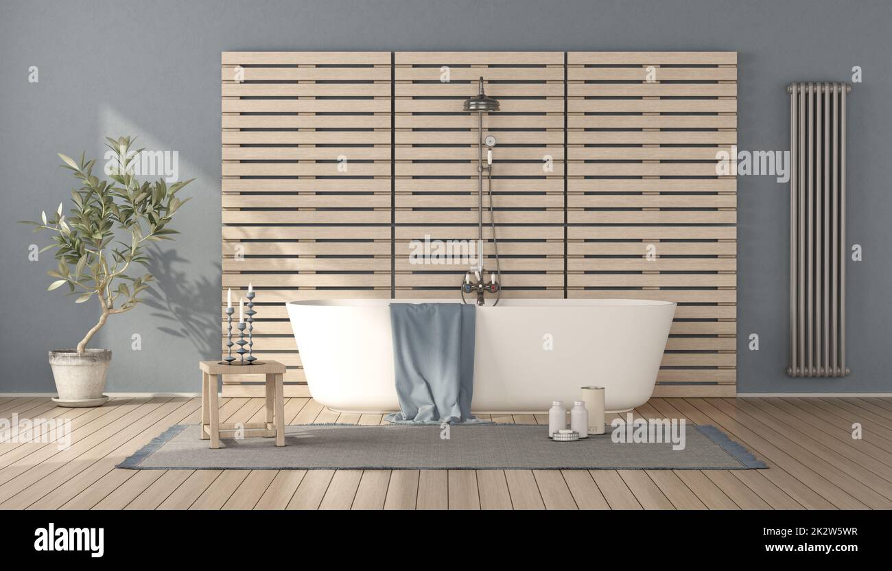 Salle de bains minimaliste avec baignoire sur panneau en bois Banque D'Images