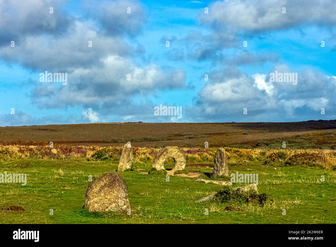 Men-an-Tol connu sous le nom de Men an Toll ou Crick Stone - petite formation de pierres debout à Cornwall, Royaume-Uni Banque D'Images