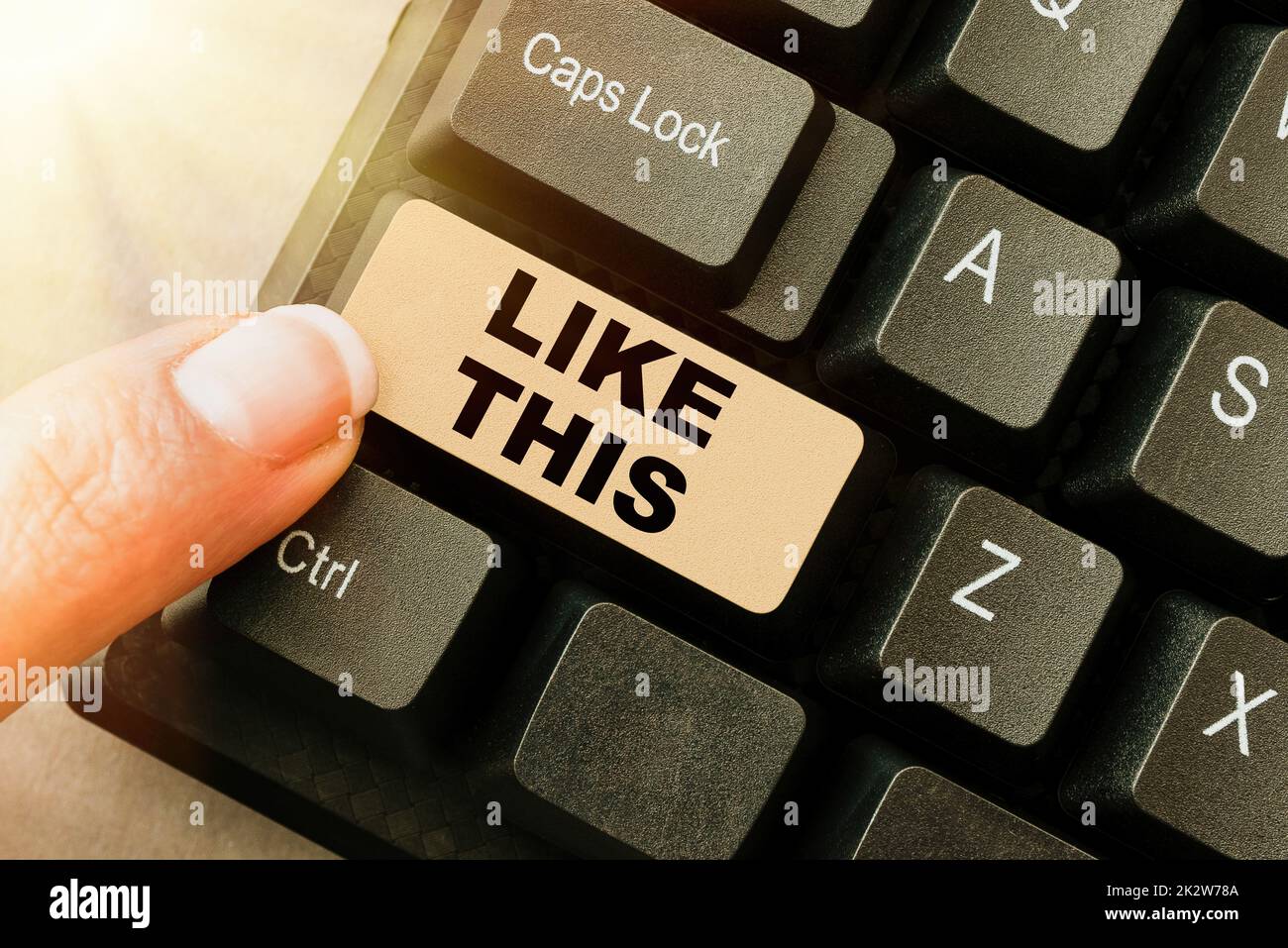 Affiche le texte comme ceci. Les affaires présentent une action qui se reporte à quelque chose qui doit faire la même chose qu'il est homme d'affaires en costume tenant le bloc-notes symbolisant un travail d'équipe réussi. Banque D'Images