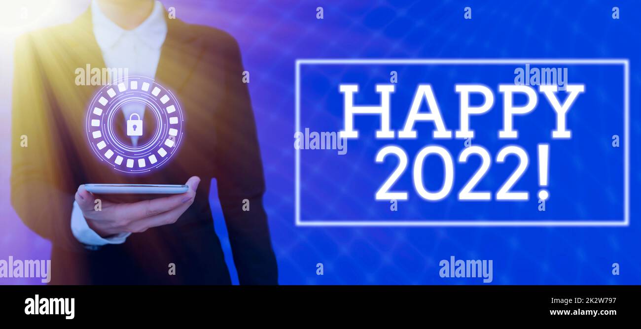 Légende conceptuelle Happy 2022. Photo conceptuelle heure ou jour où une nouvelle année civile commence à partir de maintenant femme escalade montagne atteindre Trophée représentant le succès. Banque D'Images