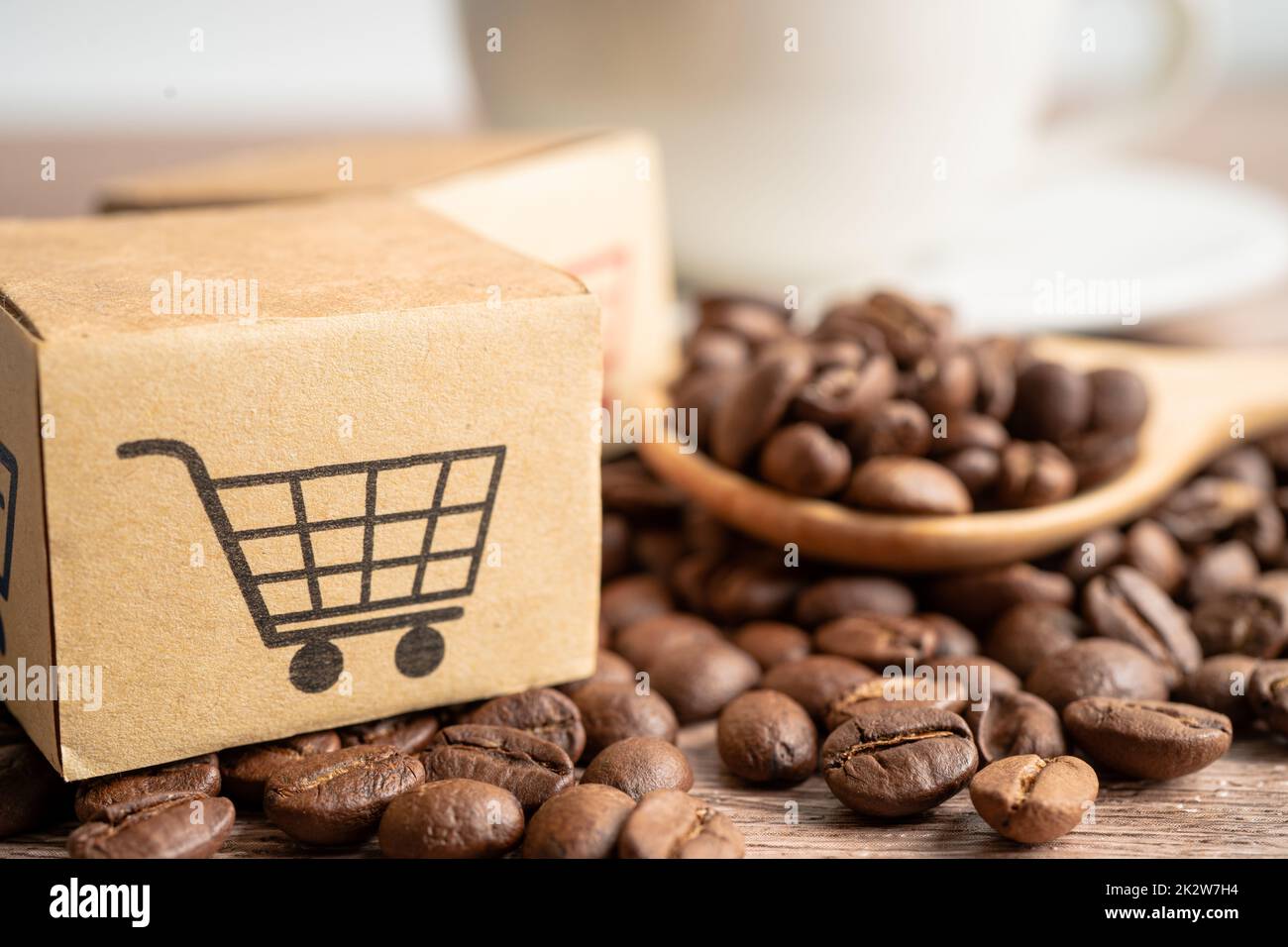 Boîte avec le symbole du logo du panier sur les grains de café, Import Export Shopping en ligne ou le service de livraison du magasin de commerce électronique expédition de produits, commerce, concept de fournisseur. Banque D'Images