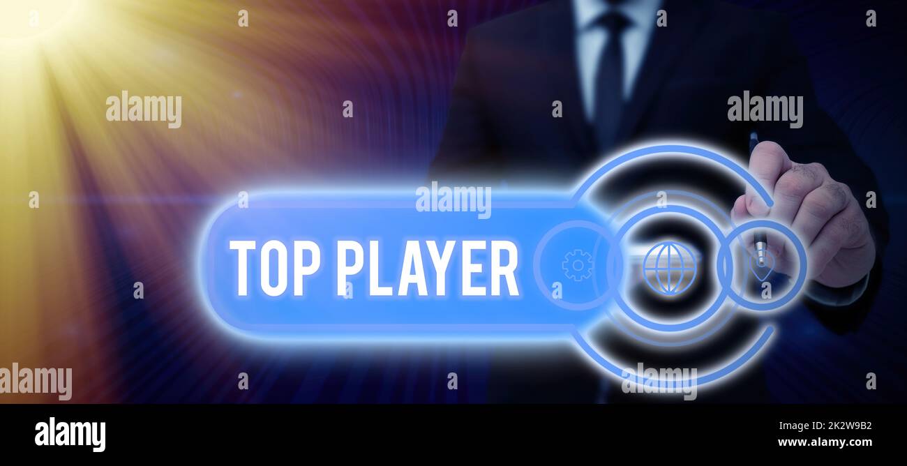 Légende du texte présentant Top Player. Internet concept étant le meilleur dans les jeux de sport comme le football ou électroniques de la dame en costume tenant le stylo symbolisant les succès de travail d'équipe. Banque D'Images