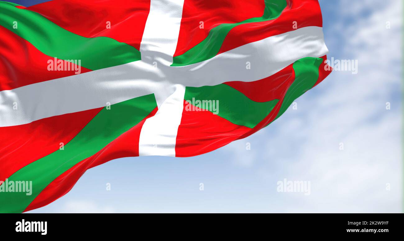 Le drapeau du pays basque agitant dans le vent par temps clair Banque D'Images