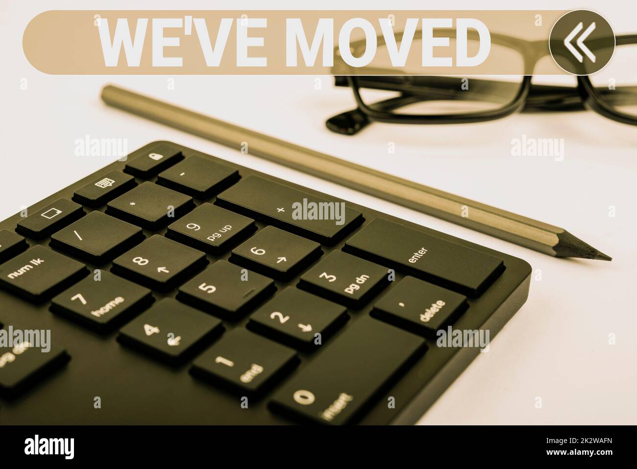 Légende conceptuelle déplacée. Internet concept vivre à partir de lieu un autre pays même ou différent ordinateur clavier et Symbol.support d'information pour la communication. Banque D'Images