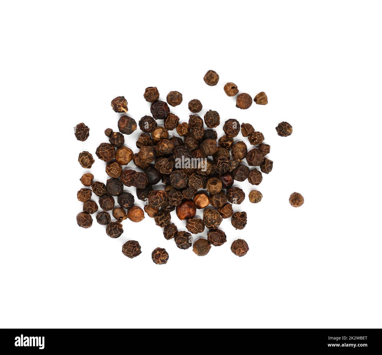 Gros plan de grains de poivre noir déversés et répartis autour isolés sur fond blanc, vue en hauteur, directement au-dessus Banque D'Images