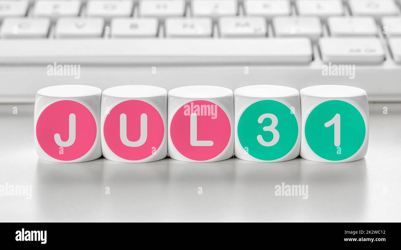 Dés de lettre devant un clavier - 31 juillet Banque D'Images