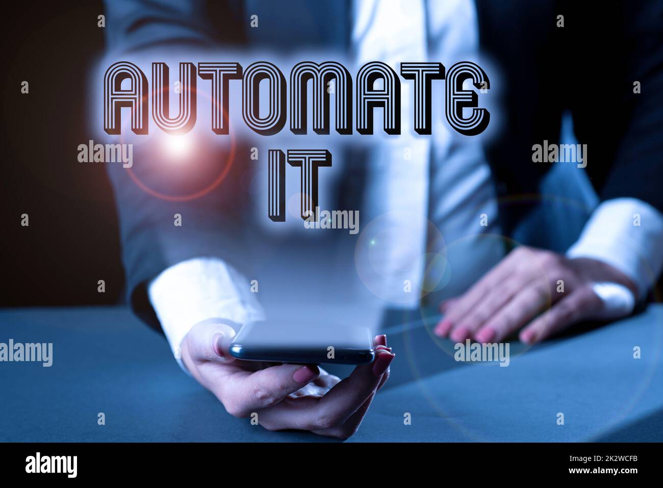 L'écriture de texte l'automatise. Mot écrit sur le processus de conversion ou l'installation pour être utilisé équipement automatique. Dame en costume tenant un stylo symbolisant les succès du travail d'équipe. Banque D'Images