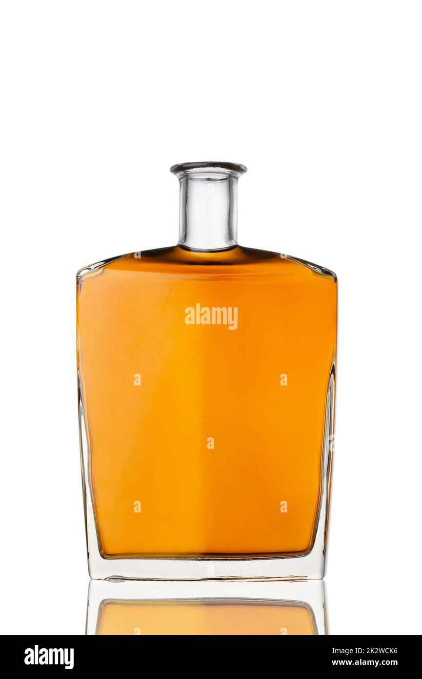 bouteille de cognac de forme carrée isolée sur fond blanc Banque D'Images