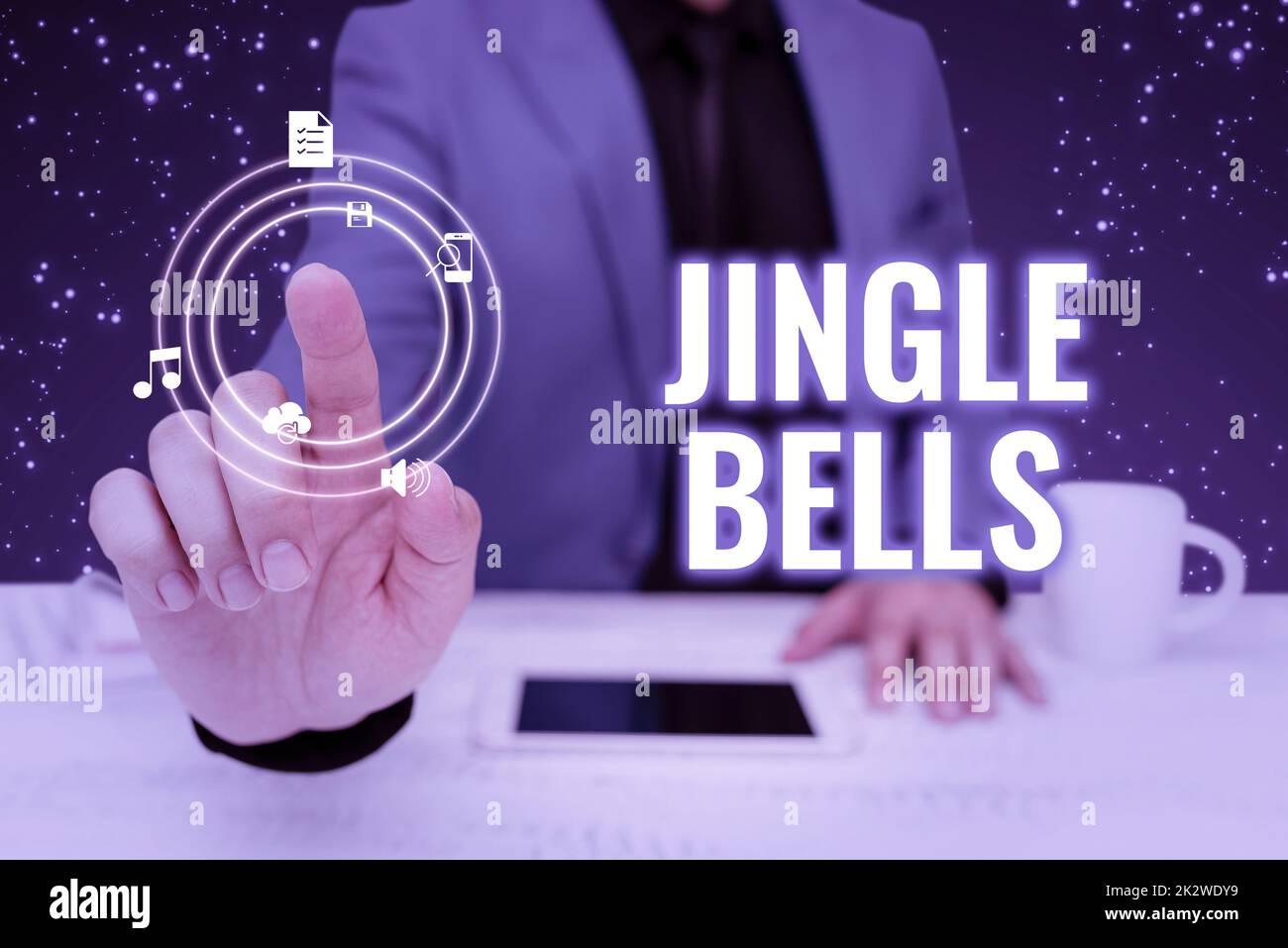 Inspiration montrant l'enseigne Jingle Bells. Business concept la plus célèbre chanson traditionnelle de Noël dans le monde entier homme d'affaires en costume pointant vers le haut représentant la pensée novatrice. Banque D'Images
