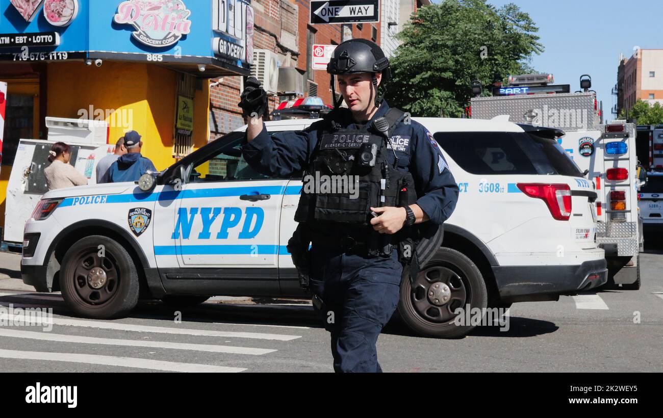 Réponse de l'unité des services d'urgence (ESU) du NYPD à l'incident dans le Bronx, New York, NY USA Banque D'Images